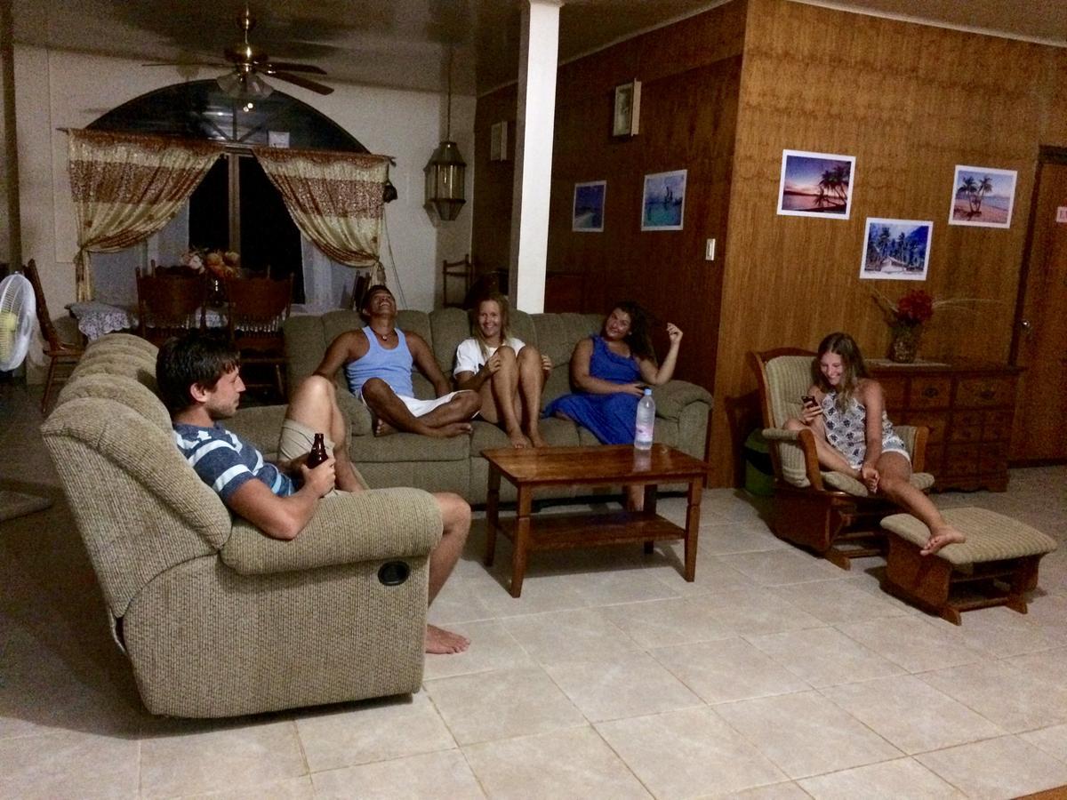 Fat Monkey Hostel Coron Esterno foto
