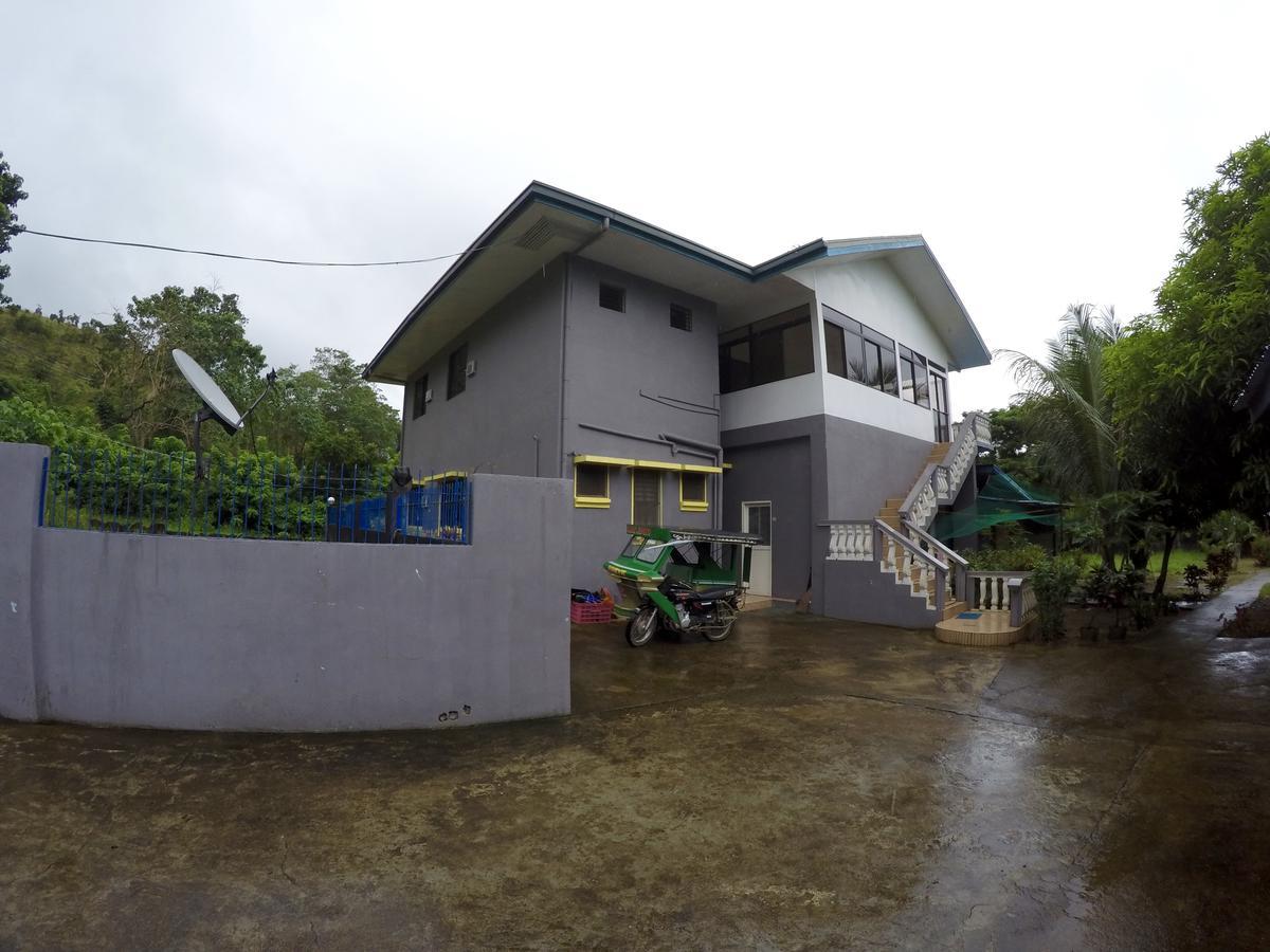 Fat Monkey Hostel Coron Esterno foto