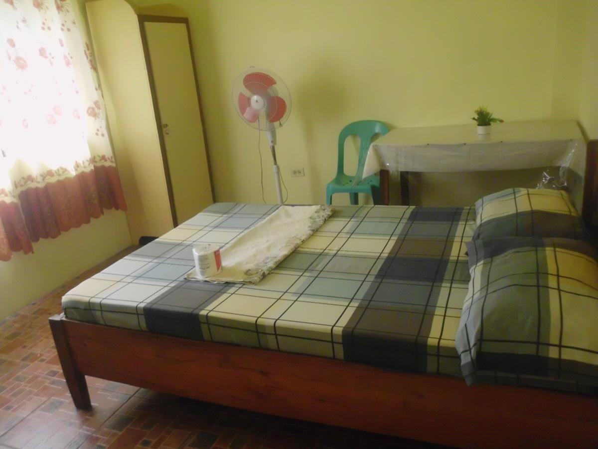 Fat Monkey Hostel Coron Esterno foto