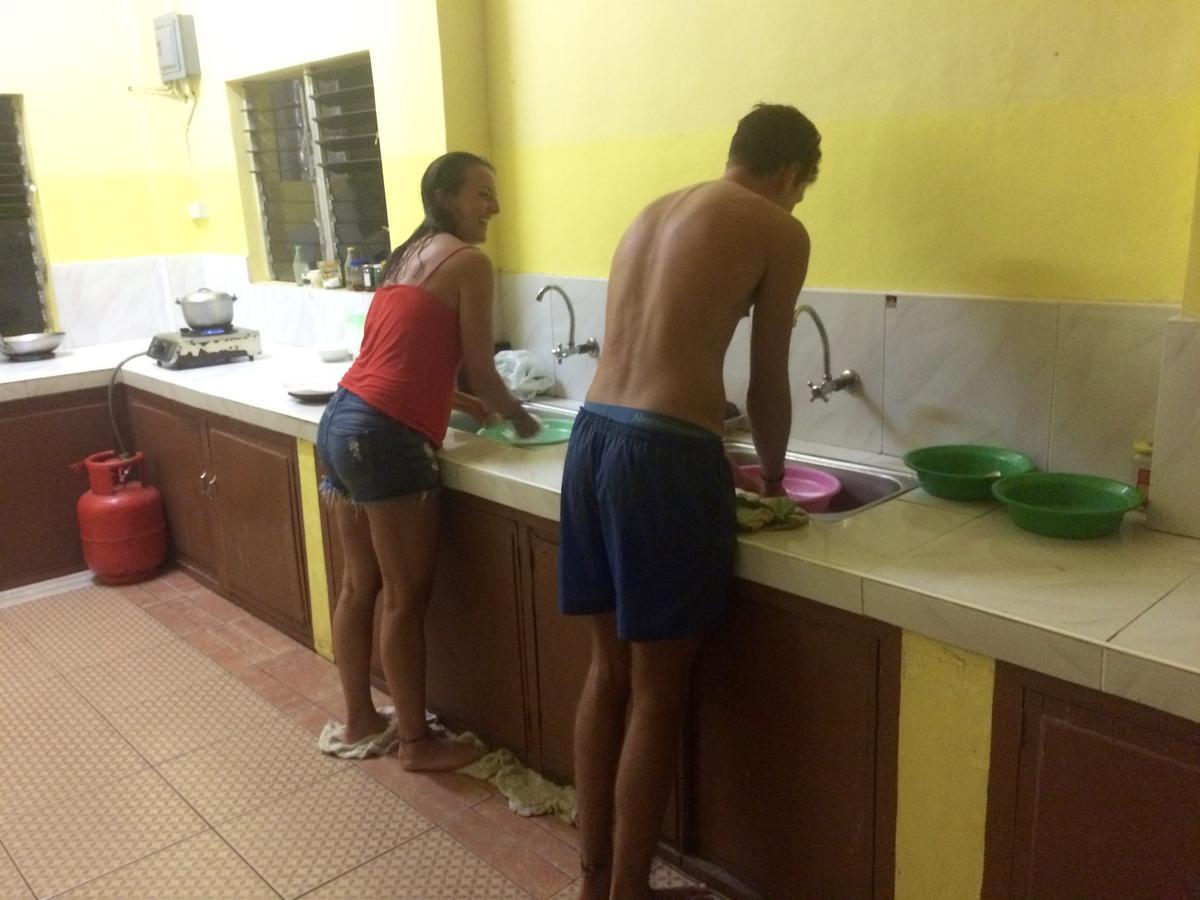 Fat Monkey Hostel Coron Esterno foto