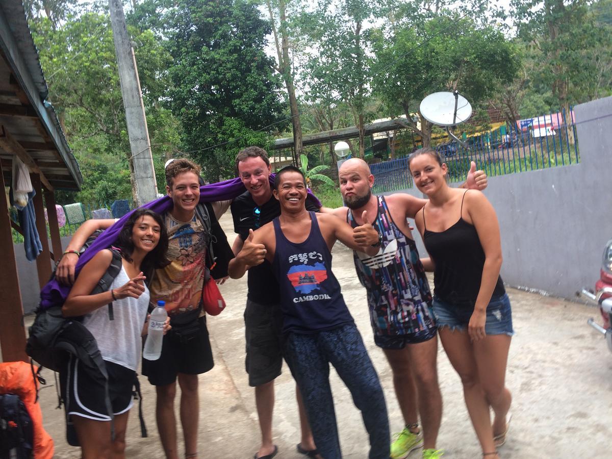 Fat Monkey Hostel Coron Esterno foto