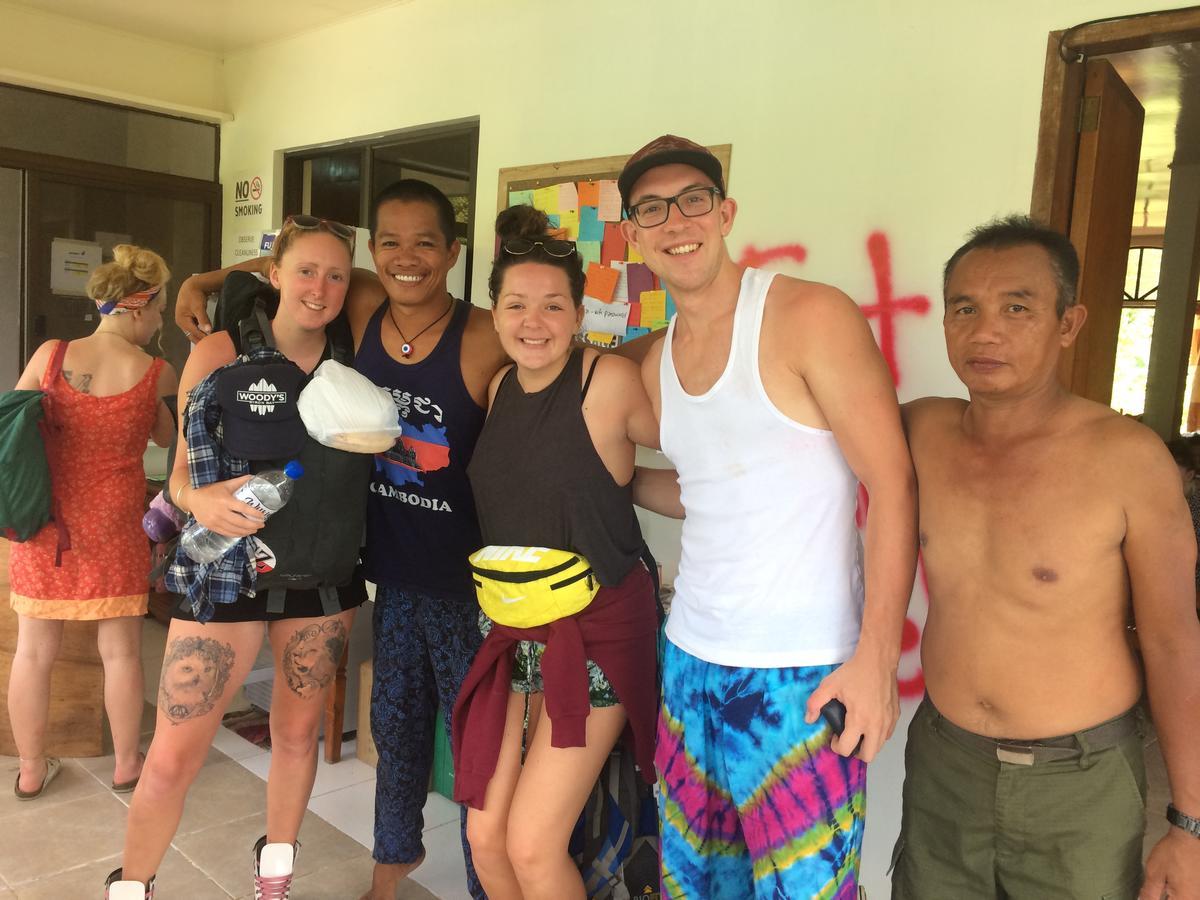 Fat Monkey Hostel Coron Esterno foto