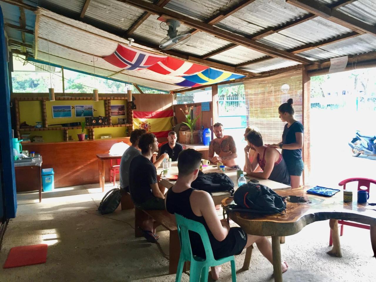 Fat Monkey Hostel Coron Esterno foto