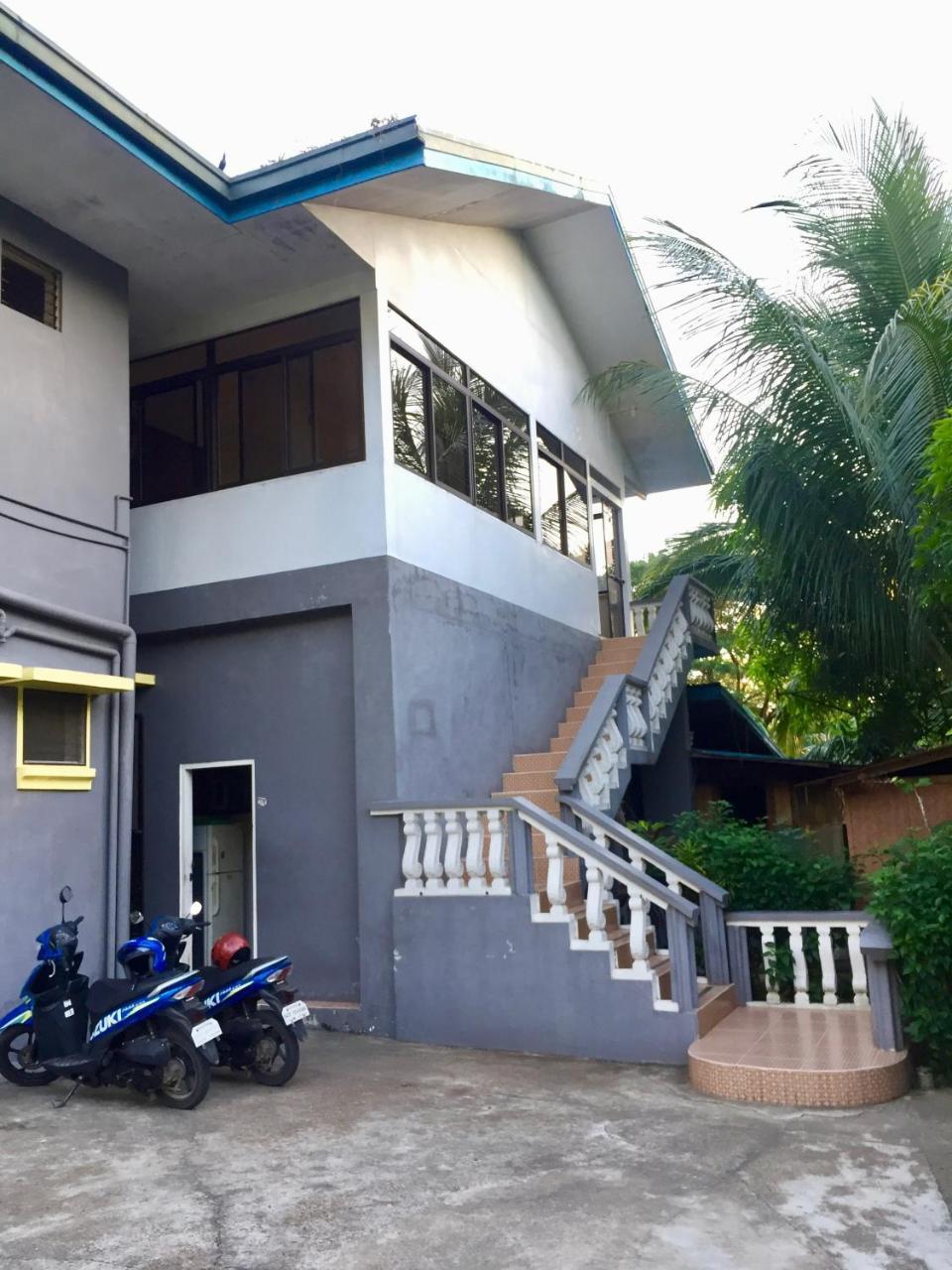 Fat Monkey Hostel Coron Esterno foto