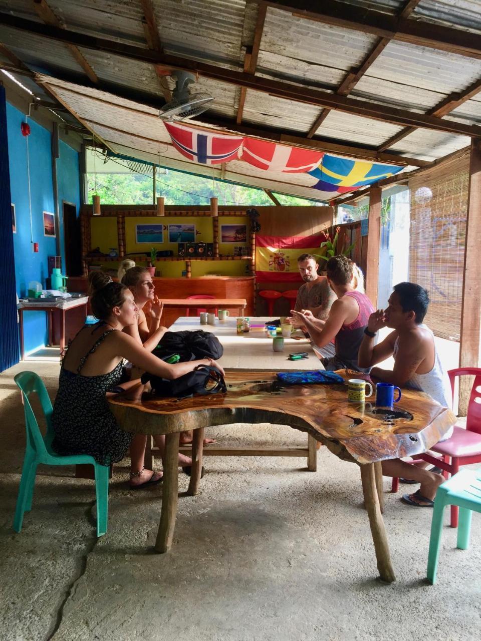 Fat Monkey Hostel Coron Esterno foto