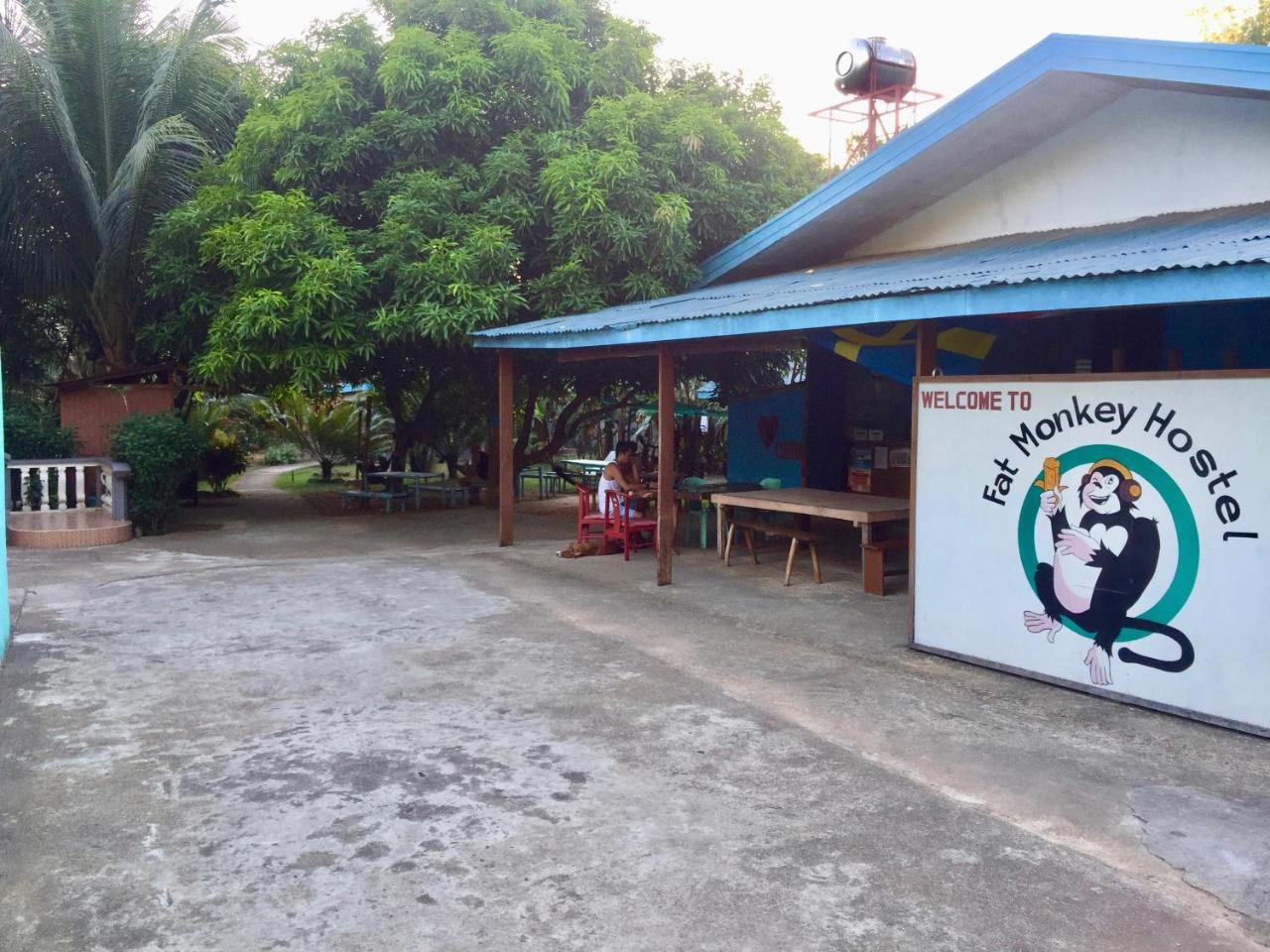 Fat Monkey Hostel Coron Esterno foto