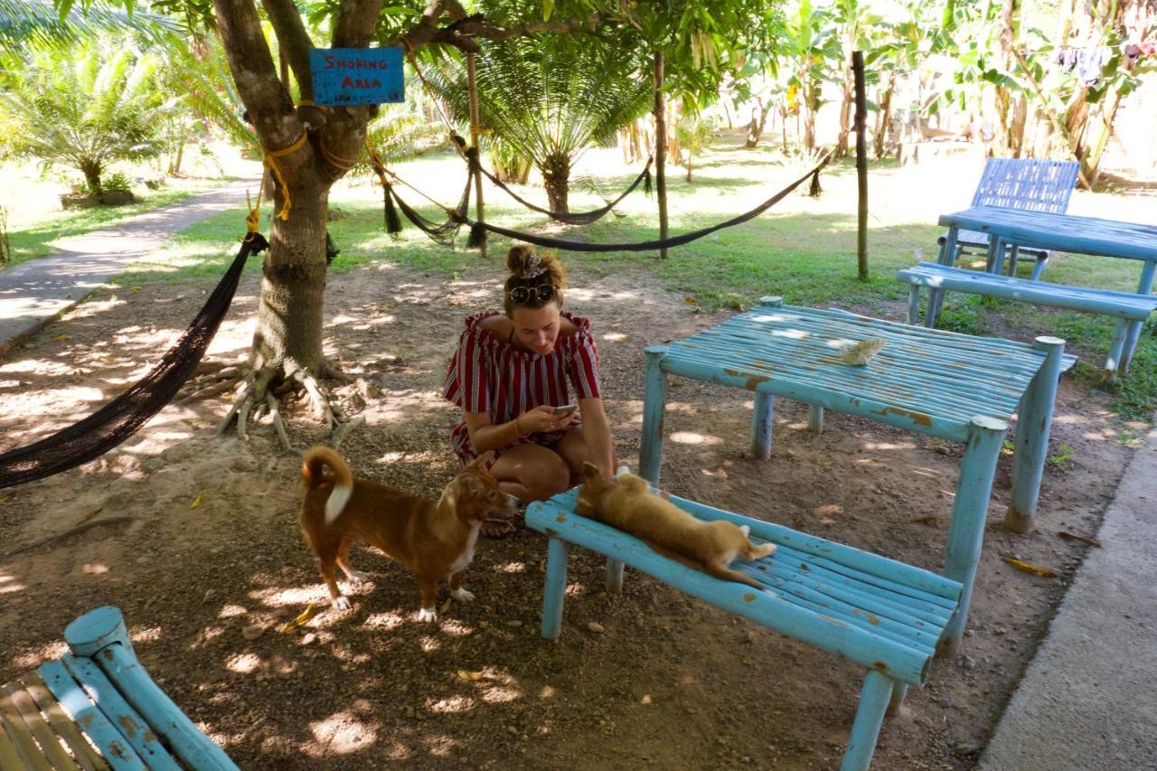 Fat Monkey Hostel Coron Esterno foto