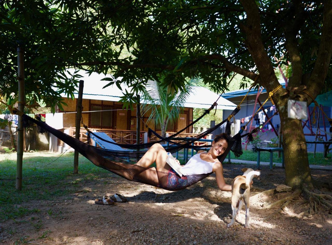 Fat Monkey Hostel Coron Esterno foto