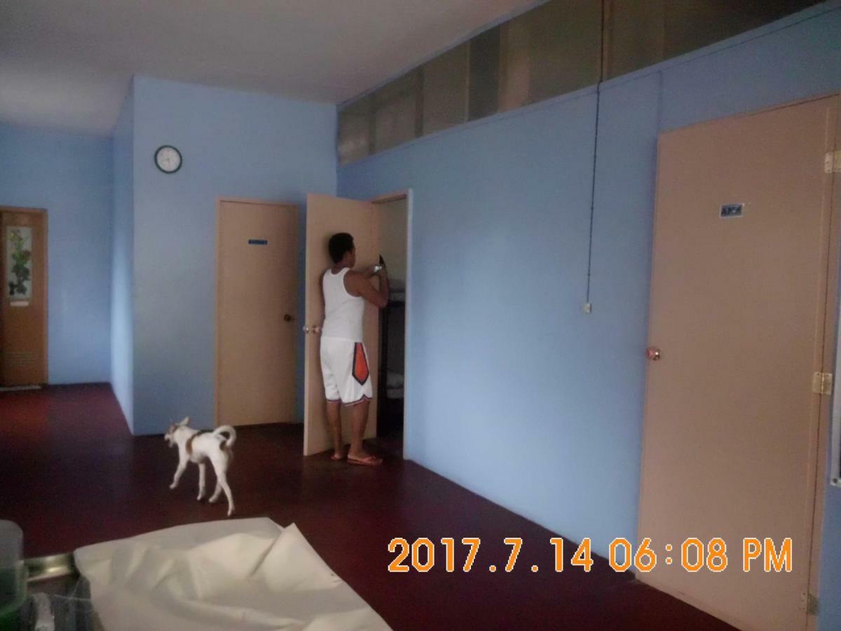 Fat Monkey Hostel Coron Esterno foto
