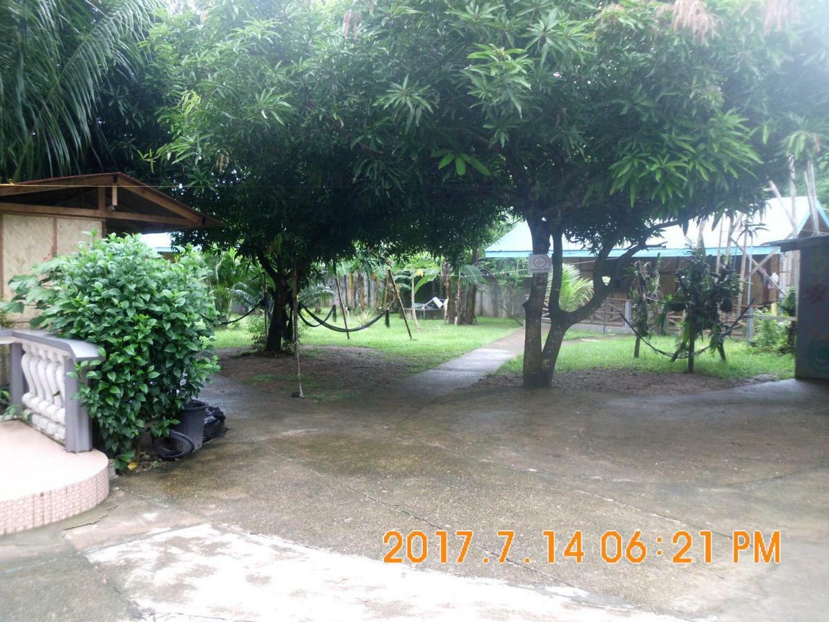 Fat Monkey Hostel Coron Esterno foto