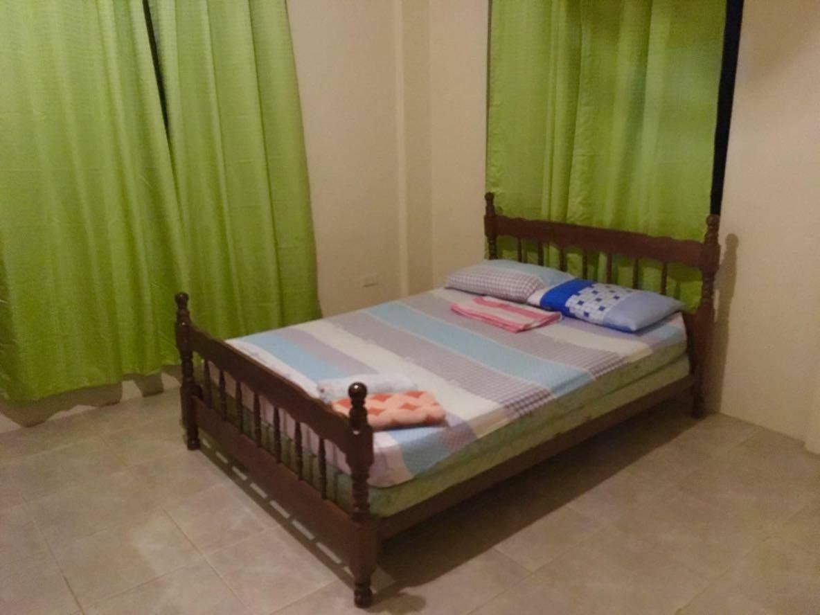 Fat Monkey Hostel Coron Esterno foto