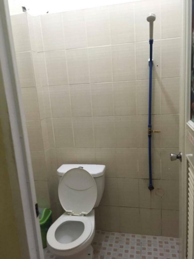 Fat Monkey Hostel Coron Esterno foto