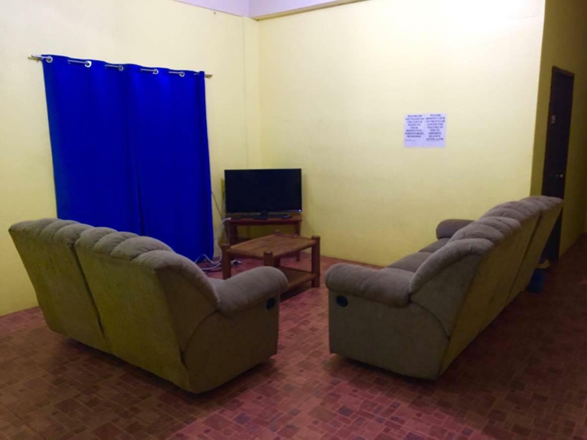 Fat Monkey Hostel Coron Esterno foto